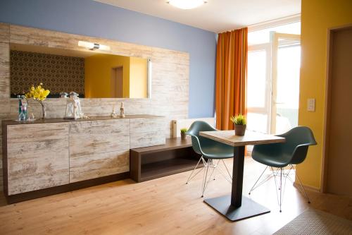 哈勒西尔威勒瑟尔酒店的浴室配有水槽和桌椅