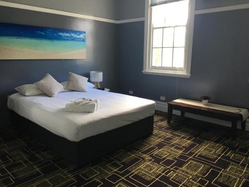 斯旺西斯旺西酒店的一间卧室配有一张床、一张桌子和一个窗户。