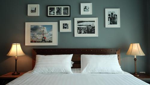 北柳布朗之家酒店的卧室配有一张墙上挂有照片的床
