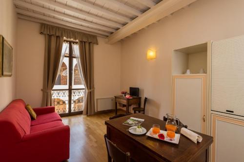 卢镇瑞丽斯帕拉哥赛度假酒店的客厅配有红色的沙发和桌子