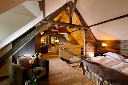 奥特罗特拉米弗里茨餐厅酒店的阁楼卧室设有一张床和一个楼梯