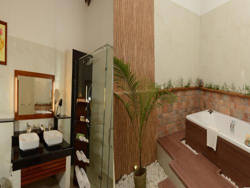 瓦都瓦Siddhalepa Ayurveda Resort - All Meals, Ayurveda Treatment and Yoga的浴室配有2个盥洗盆、淋浴和浴缸。