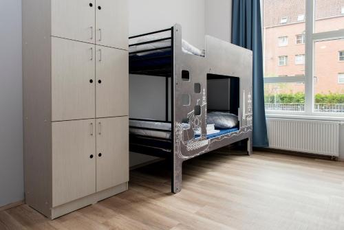 哥本哈根a&o Copenhagen Nørrebro的一间卧室配有双层床