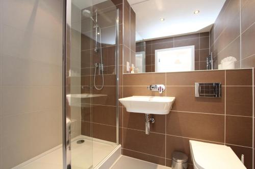 雷丁Luxury Apartments With Secure Parking的一间带水槽和淋浴的浴室