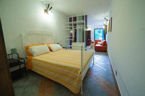 NeCà di Gatti Apartment的一间卧室配有一张带橙色和黄色毯子的床