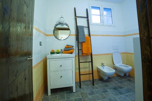 NeCà di Gatti Apartment的一间带水槽、卫生间和梯子的浴室