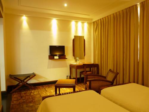 科钦格兰德酒店的酒店客房设有两张床和电视。