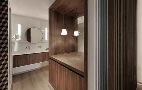 基尔基斯艾弗瑞迪基酒店的浴室配有木制梳妆台和镜子