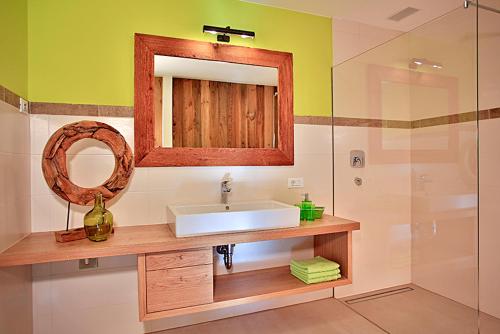 拉纳Familyparadies GAMPLALM的一间带水槽、镜子和淋浴的浴室