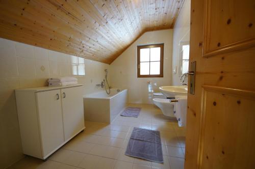 圣维吉利奥Soroea的一间带水槽、浴缸和卫生间的浴室