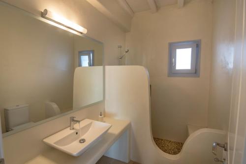 帕拉斯波罗斯Passos Villas的白色的浴室设有水槽和镜子