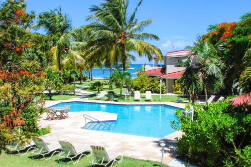 Antigua Village Beach Resort内部或周边的泳池
