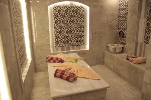 伊斯坦布尔里奥斯版酒店 的浴室设有白色水槽和镜子