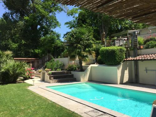 图卢兹盖洛奈拉住宿加早餐酒店的花园庭院内的游泳池