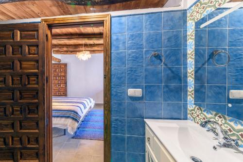 布维翁Casa Cecilia的房屋内的浴室设有浴缸和卧室