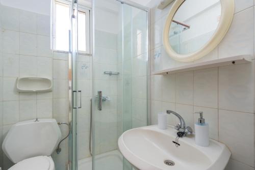 塞奥洛戈斯安娜贝尔公寓的一间带卫生间、水槽和镜子的浴室