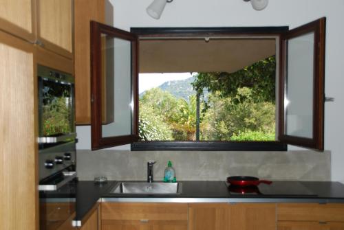 维琪奥港Mini Villa Santa的厨房设有水槽和窗户。