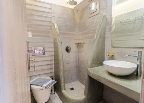 佩里萨Villa Kalamia Dolphins的带淋浴、盥洗盆和卫生间的浴室