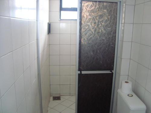 福塔莱萨Pousada Vianna's的带淋浴和卫生间的小浴室