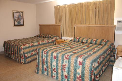 草谷驿马汽车旅馆的酒店客房设有两张床和窗户。
