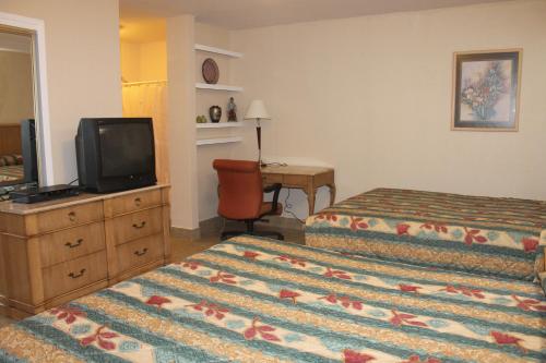草谷驿马汽车旅馆的酒店客房设有两张床和电视。