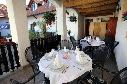 布赫洛维采Restaurant penzion u Buchlovskeho zamku的餐厅配有桌椅和餐巾