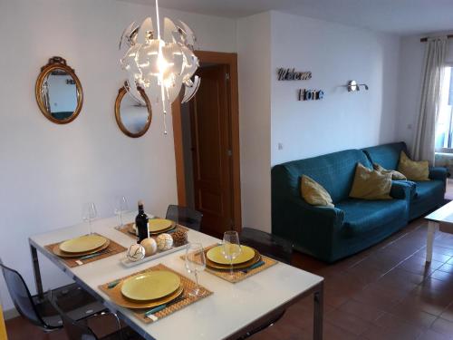 马拉加Playa Viginia的客厅配有桌子和蓝色沙发