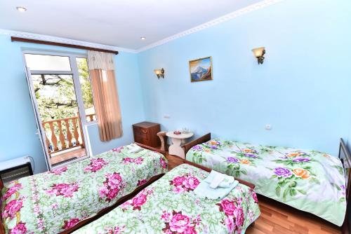 Haghpat哈格帕特酒店 的一间卧室设有两张床和窗户。