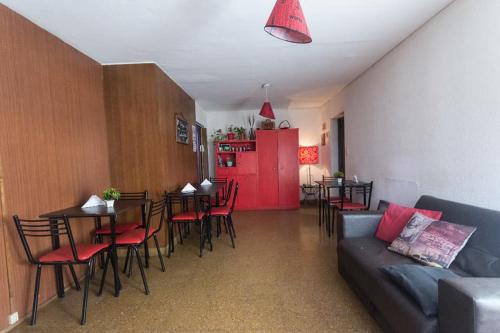 圣胡安Destino San Juan Hostel的带沙发和红色冰箱的客厅