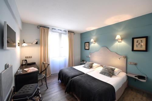 卡瓦永The Originals Boutique, Hôtel du Parc, Cavaillon (Inter-Hotel)的酒店客房设有床和窗户。