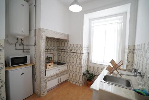 里斯本姆拉利亚公寓的一个带水槽和窗户的小厨房