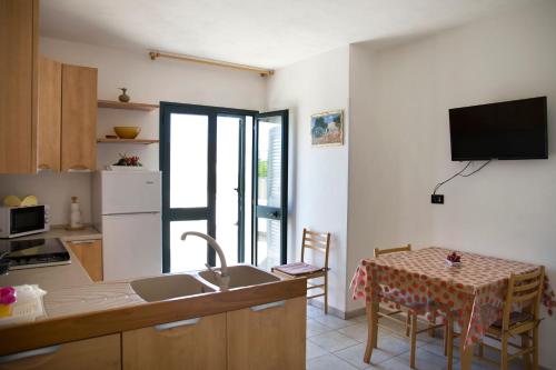 萨尔维Casa Lucia的厨房配有水槽和带桌布的桌子