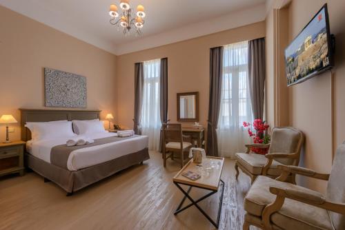 雅典帕拉第奥之家旅馆的酒店客房带一张床、一张桌子和椅子