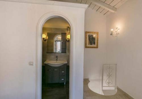 伊兹拉Villa Sunrise的一间带水槽和镜子的浴室
