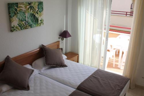 洛斯卡尼奥斯德梅卡特瑞提可卡诺德美公寓式酒店的一间卧室设有一张床和一个带庭院的窗户。