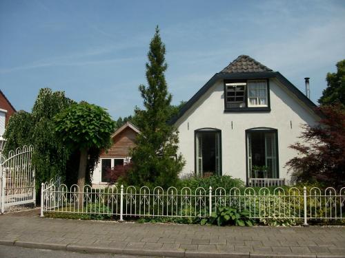 奈弗达尔Bij Noetsele的前面有栅栏的白色房子