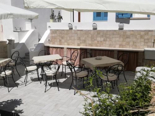 法维尼亚纳Poggiamico Guest House的一个带桌椅的庭院和一间酒吧