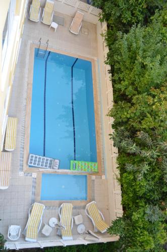 阿拉尼亚拜拉姆公寓酒店 的享有带躺椅的游泳池和游泳池的顶部景致