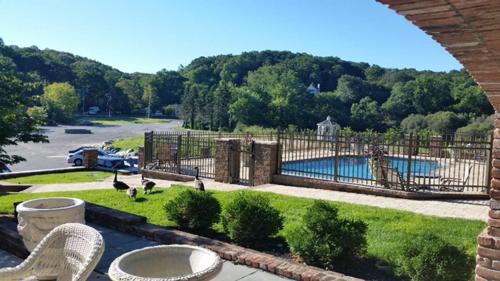 Centerport恰勒特宾馆及套房的一个带围栏和游泳池的庭院