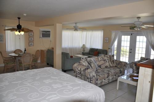 墨尔本Oceanfront Sea Scape Motel的带沙发和椅子的客厅以及客厅。