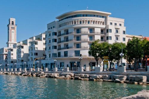 巴里JR Hotels Bari Grande Albergo delle Nazioni的水体旁的白色大建筑