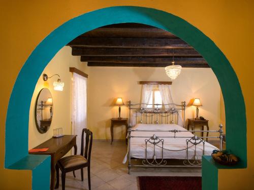 佩罗德斯维拉洛丽亚酒店的一间卧室配有一张床、一张桌子和一张书桌