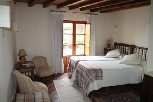Támara圣伊波利托乡村酒店的一间卧室设有一张床和一个窗口