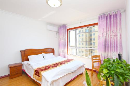 青岛金沙滩全家幸福三居室海景公寓客房内的一张或多张床位