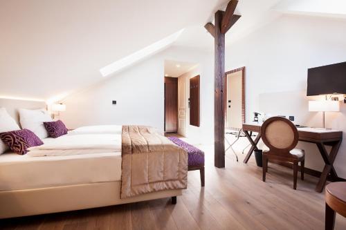 韦尔斯亚德里亚精品酒店的配有一张床和一张书桌的酒店客房
