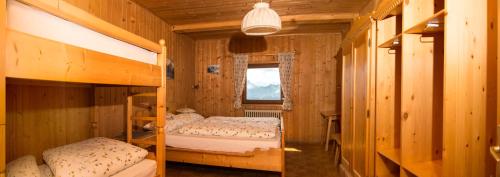 圣克里斯蒂娜避风塘弗米达哈特乡村民宿的一间卧室设有两张双层床和一扇窗户。