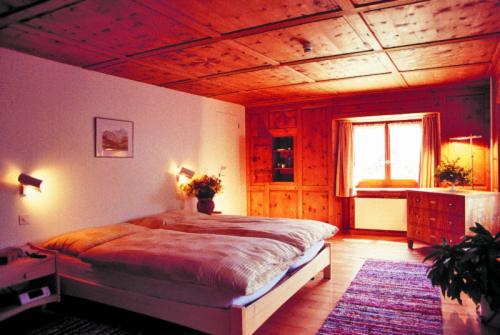 齐利斯阿特普斯特酒店的一间卧室设有一张大床和木制天花板