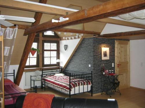 布鲁蒂格-凡克尔Apartment Mosel-Götterlay的一间设有床铺和砖墙的房间