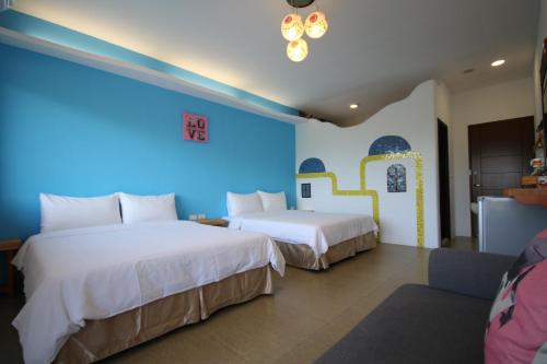 南湾垦丁自由行的蓝色墙壁客房的两张床