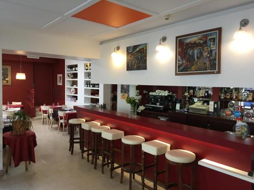 孔卡尔诺所有海洋餐厅酒店的餐厅设有带凳子的酒吧